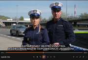 Zdjęcie przedstawia dwoje policjantów z Wydziału Ruchu Drogowego.