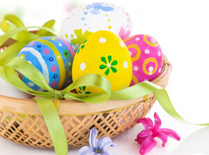 Zdjęcie przedstawia kolorowe życzenia Komendanta Rejonowego Policji Warszawa VI z okazji Świąt Wielkanocnych