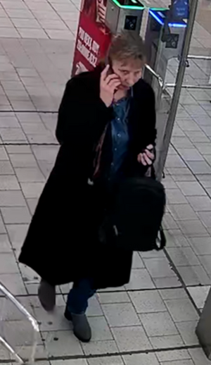 Zdjęcie przedstawia ubraną na ciemno kobietę.