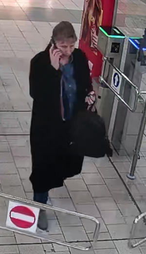 Zdjęcie przedstawia ubraną na ciemno kobietę.