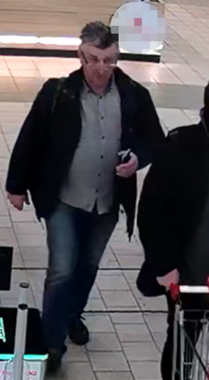 Zdjęcie przedstawia ubranego na ciemno mężczyznę.