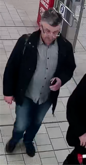 Zdjęcie przedstawia ubranego na ciemno mężczyznę.