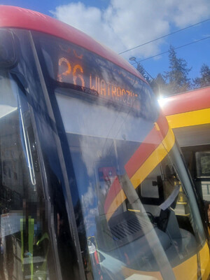 Zdjęcie przestawia przód tramwaju linii 26.