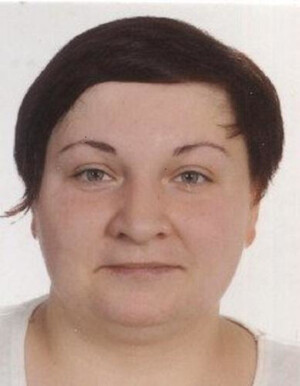 Zdjęcie przedstawia kobietę o ciemnych włosach.