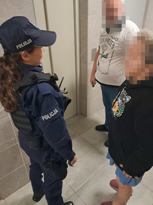 Zdjęcie przedstawia policjantkę stojącą obok starszej kobiety i mężczyzny.