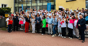 Zdjęcie przedstawia grupę osób i dzieci pozujących do zdjęcia.