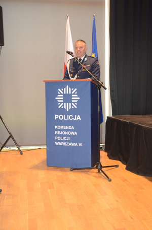Zdjęcie przedstawia I Zastępcę Komendanta Stołecznego Policji przemawiającego z mównicy.