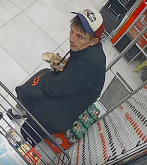 Zdjęcie przedstawia sylwetkę mężczyzny przebywającego w placówce handlowej.