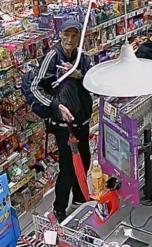 Zdjęcie przedstawia sylwetkę mężczyzny przebywającego w placówce handlowej.