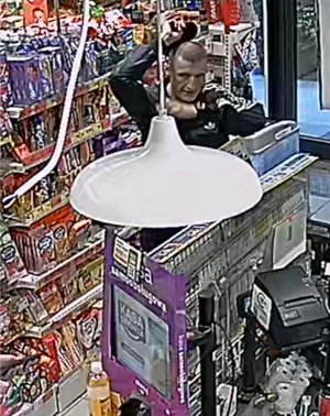 Zdjęcie przedstawia sylwetkę mężczyzny przebywającego w placówce handlowej.