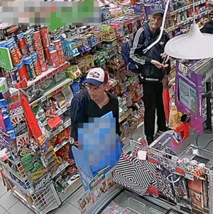 Zdjęcie przedstawia dwóch mężczyzn przebywających w placówce handlowej.