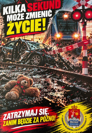 Zdjęcie przedstawia kolorowy plakat na którym widać niebezpieczne zdarzenie z udziałem pociągu i samochodu osobowego. Na dole zdjęcia widać dziecięcego misia. Na plakacie widnieje napis - "Kilka minut może zmienić życie" i "Zatrzymaj się zanim będzie za późno".