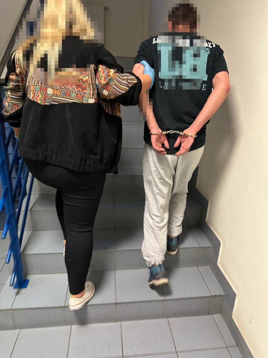 policjantka prowadzi zatrzymaną i zatrzymanego